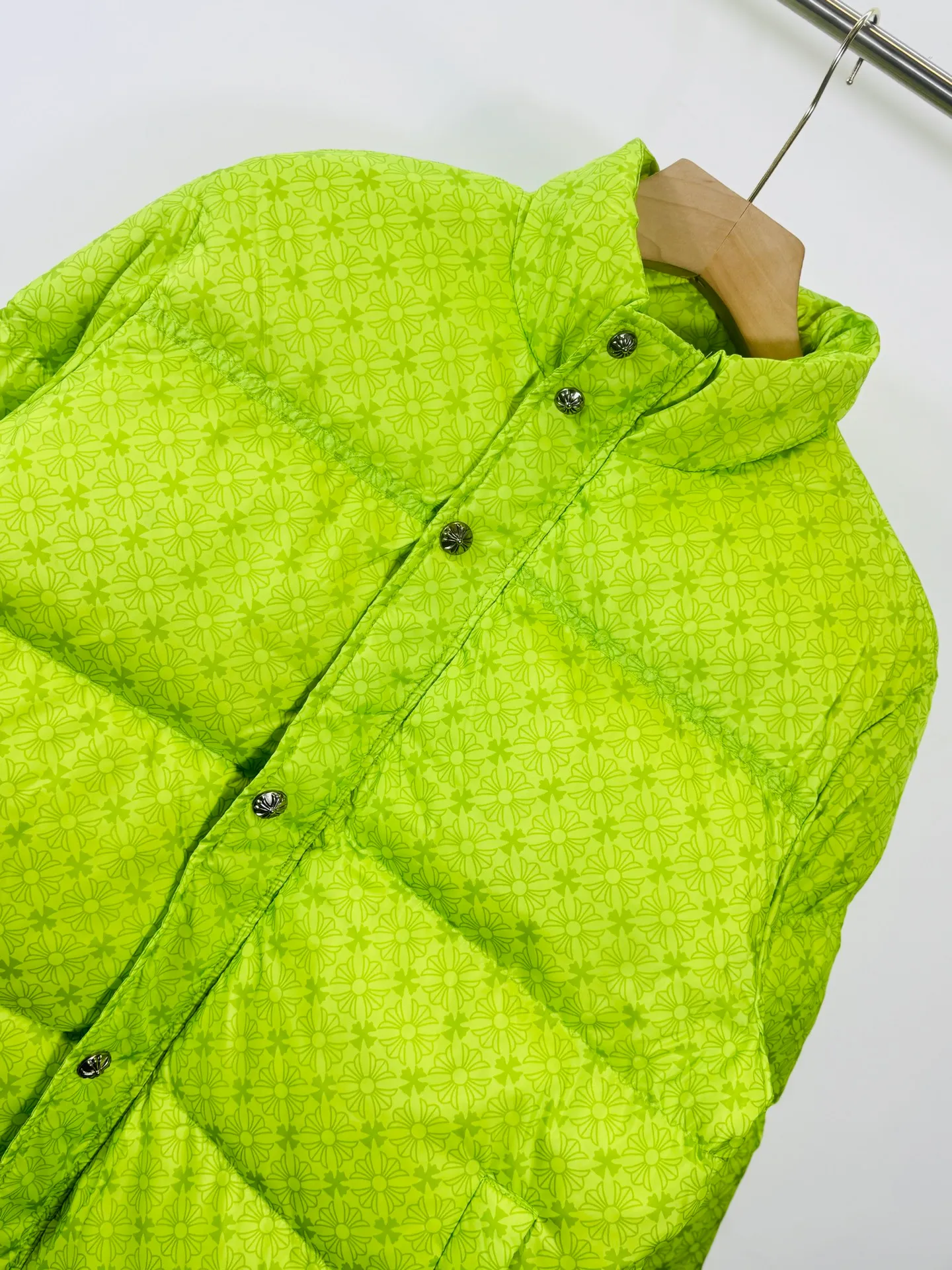 P760 top version 🐮 Real shot without P, ​​different from market products] Chrome Hearts ❄️ Winter environmentally friendly down jacket series ❄️ Chrome Hearts dark pattern series hooded down jacket is available at the counter at the same time ❤ The hood is detachable! The best Guangzhou national standard 90 velvet on the market! ! The world’s highest fluffiness of 900D! ! High standard and sufficient down filling! ! Exterior windproof and waterproof dark pattern custom fabric, interior high-grade dark pattern lining fabric to prevent lint, original hardware molding, exquisite craftsmanship details, casual or formal wear ✨ slim fit and not bloated Recommended color: Customized dark pattern flower series Code number: S, M, L, XL
